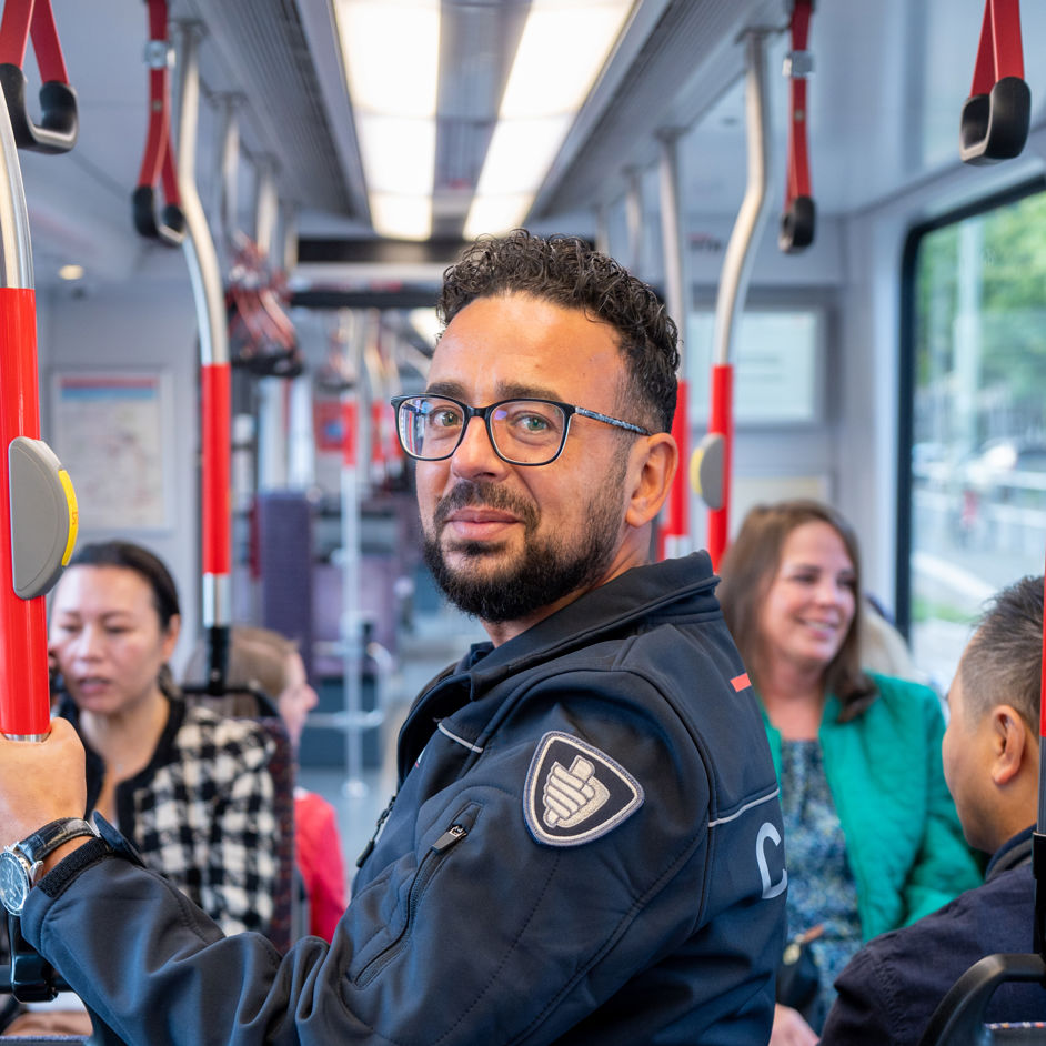 BOA controleur staat in HTM tram BOA controleur staat in HTM tram en kijkt in de camera