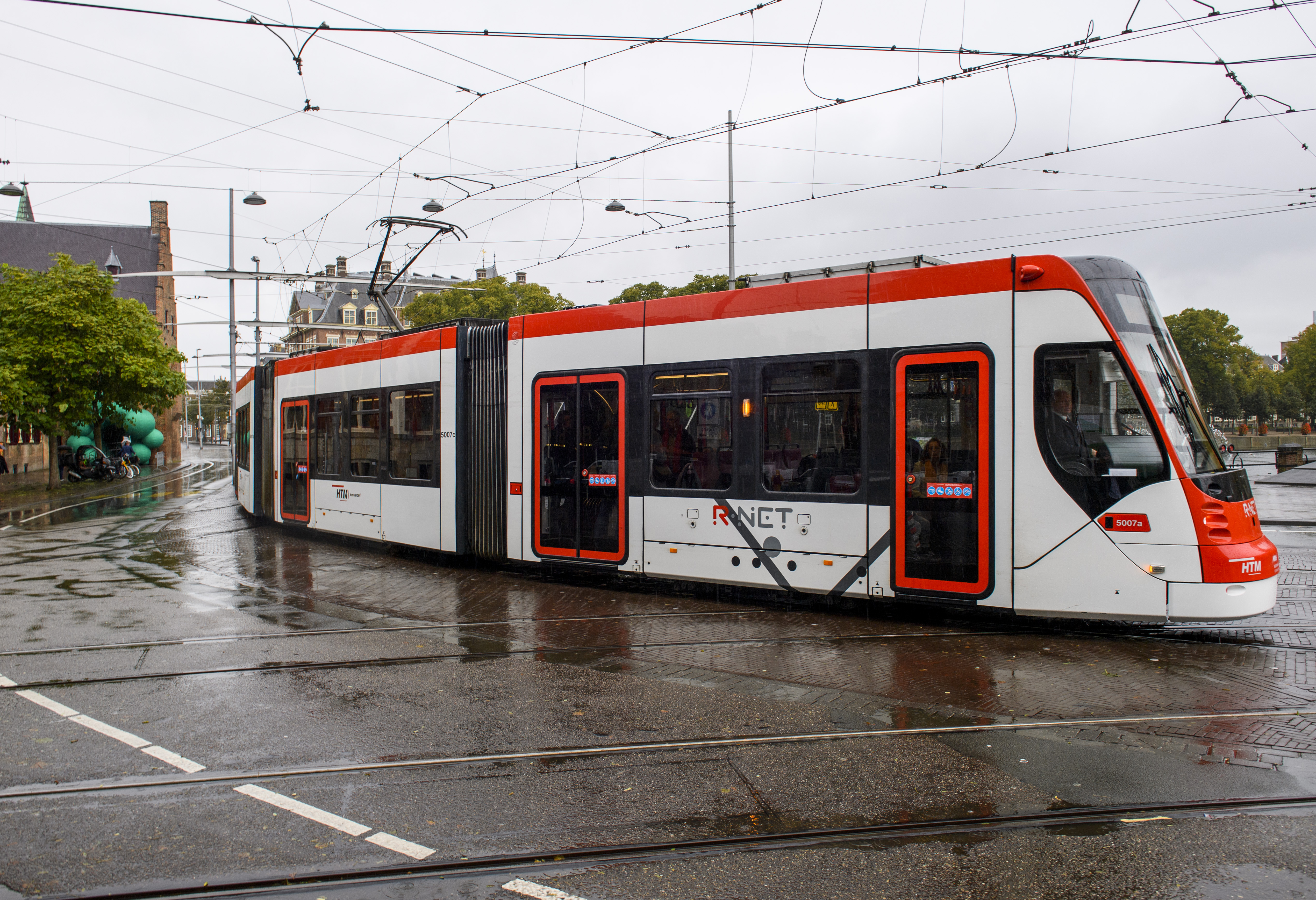 Wit met rode HTM tram rijdt in Den Haag