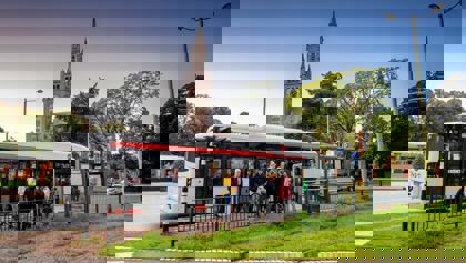 HTM Nachtbus vervoert haar reizigers in het weekend HTM Nachtbus bij het Vredespaleis