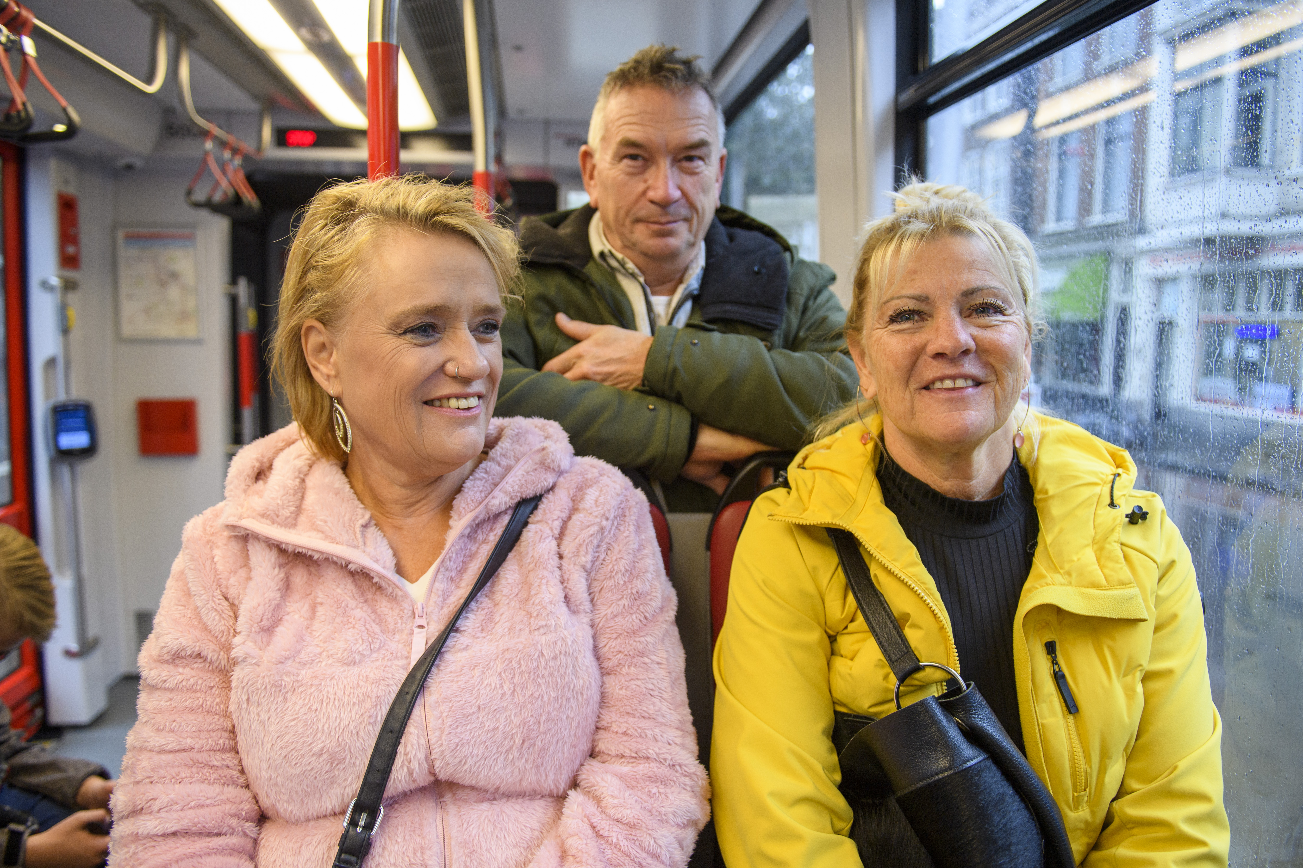 Man en twee vrouwen zitten in HTM tram