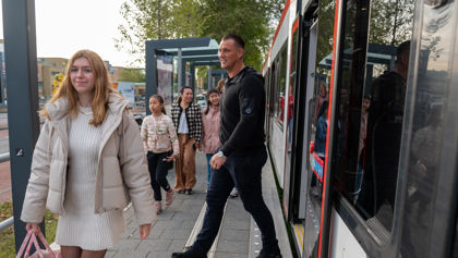 Reizigers stappen uit tram Reizigers stappen uit HTM tram