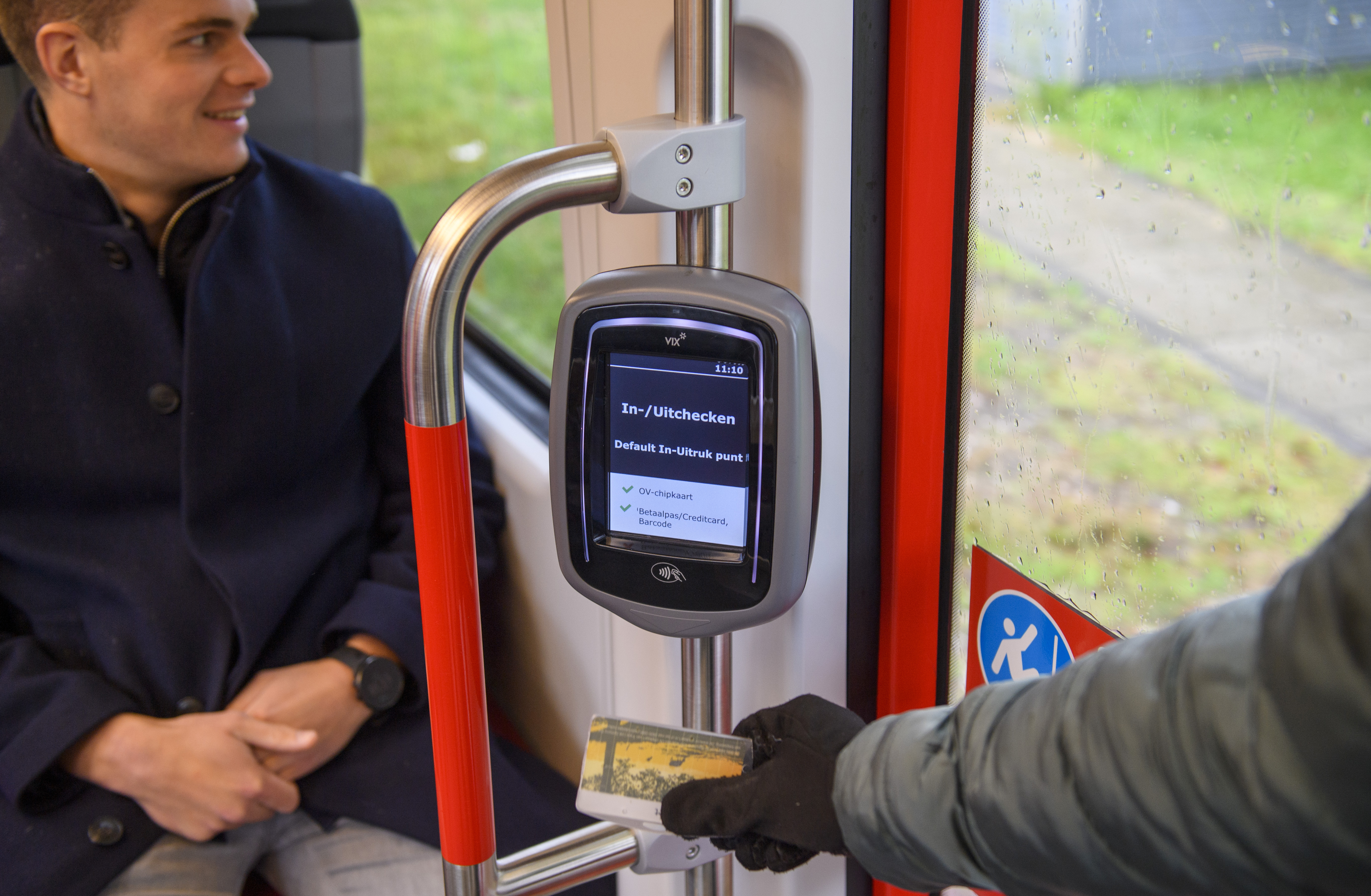 HTM reiziger checkt in met OV-chipkaart in HTM tram