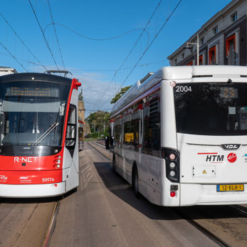 Avenio rood-wit en elektrische bus VDL naast elkaar Avenio rood-wit en elektrische bus VDL naast elkaar