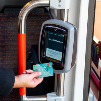 Reiziger checkt uit met pinpas Reiziger checkt uit met OV-pay