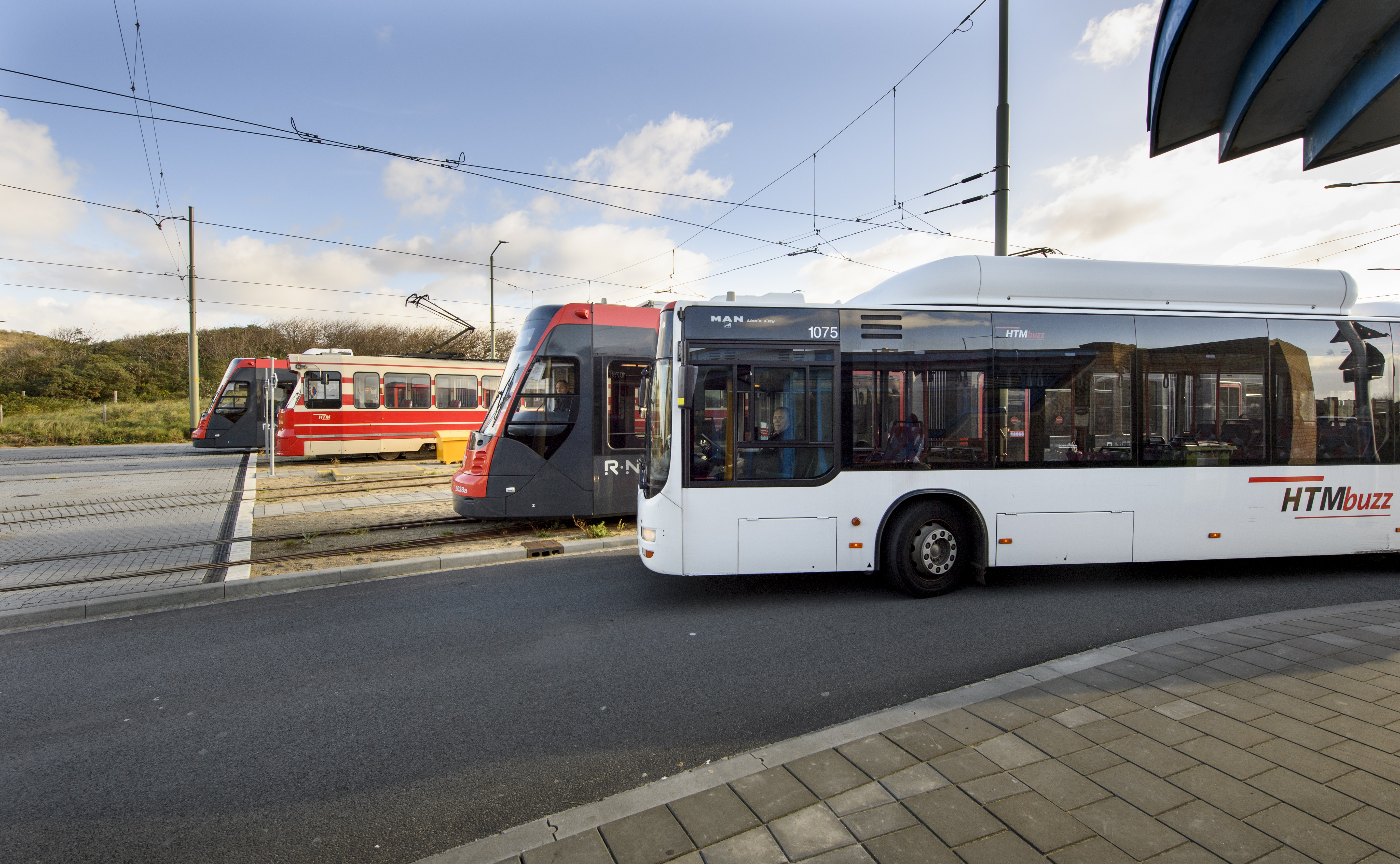 GTL tram, HTM Aveniotram en HTM bus staan naast elkaar