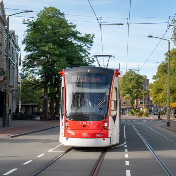 Vooraanzicht Aveniotram bij de Koninklijke Schouwburg in Den Haag HTM Avenio wit-rood op het Korte Voorhout