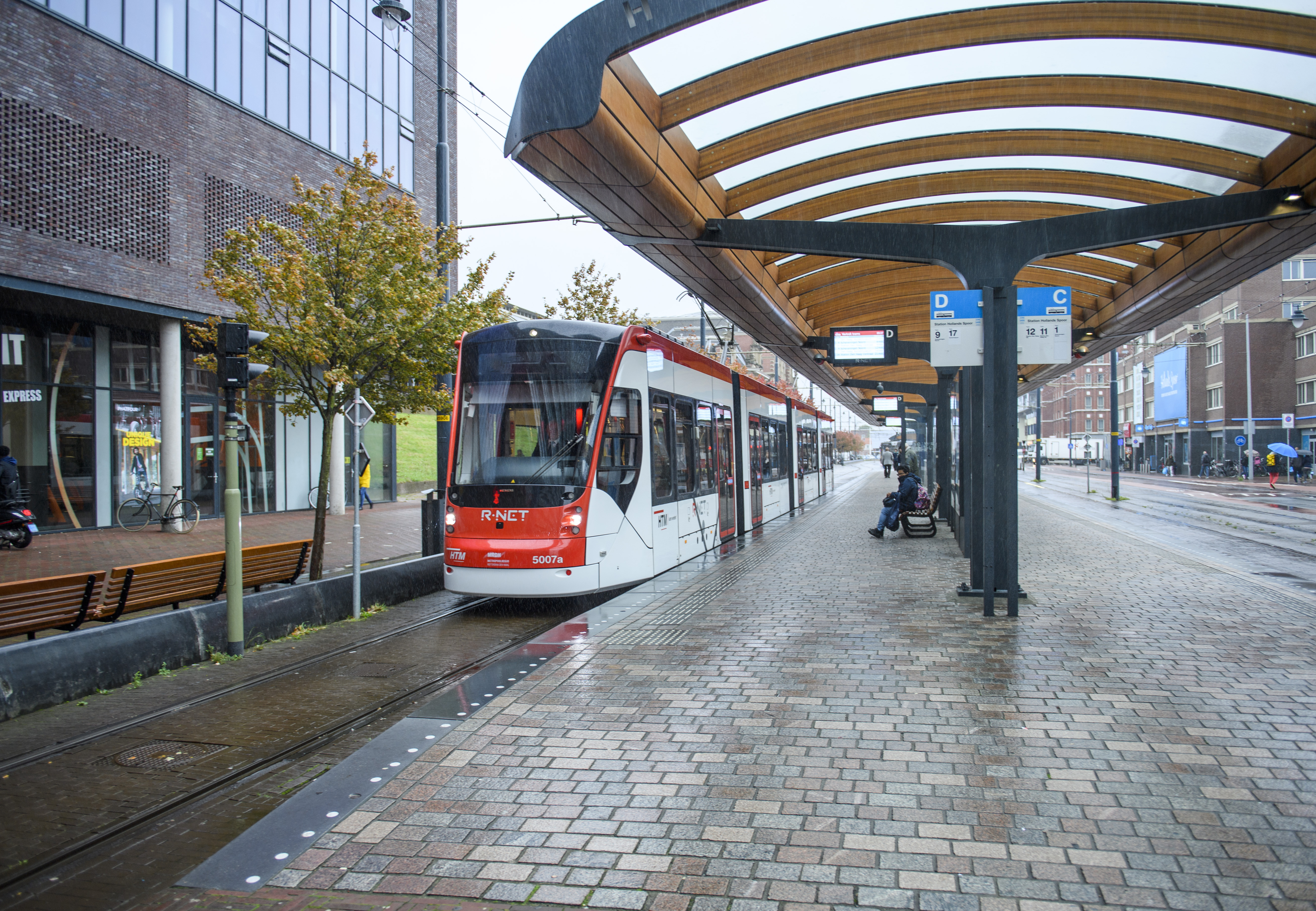 Wit met rode HTM tram staat bij tramhalte