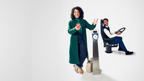 Vrouw met telefoon in haar hand is blij dat ze kan reizen met OVpay Vrouw met telefoon in haar hand is blij dat ze kan reizen met OVpay