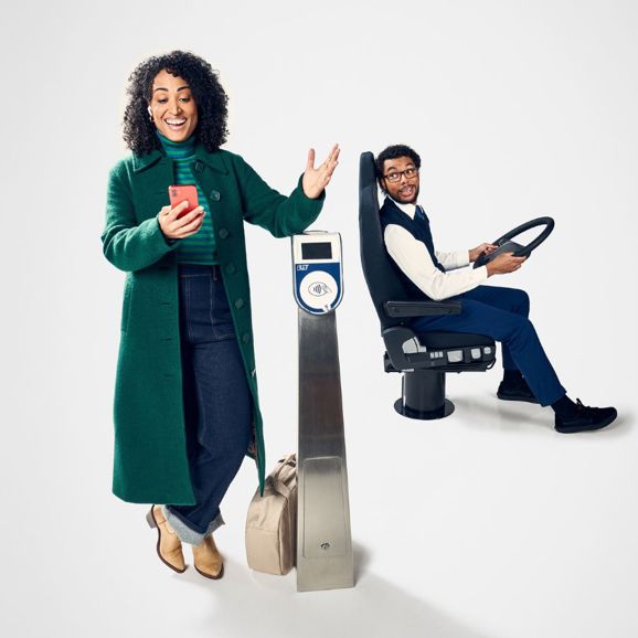 Vrouw met telefoon in haar hand is blij dat ze kan reizen met OVpay Vrouw met telefoon in haar hand is blij dat ze kan reizen met OVpay