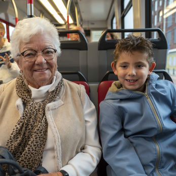 Oma met kind in de tram Oma met kind in de tram