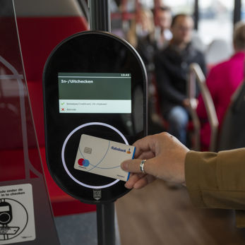 Reiziger checkt in met betaalpas in bus Reiziger checkt in met betaalpas in bus