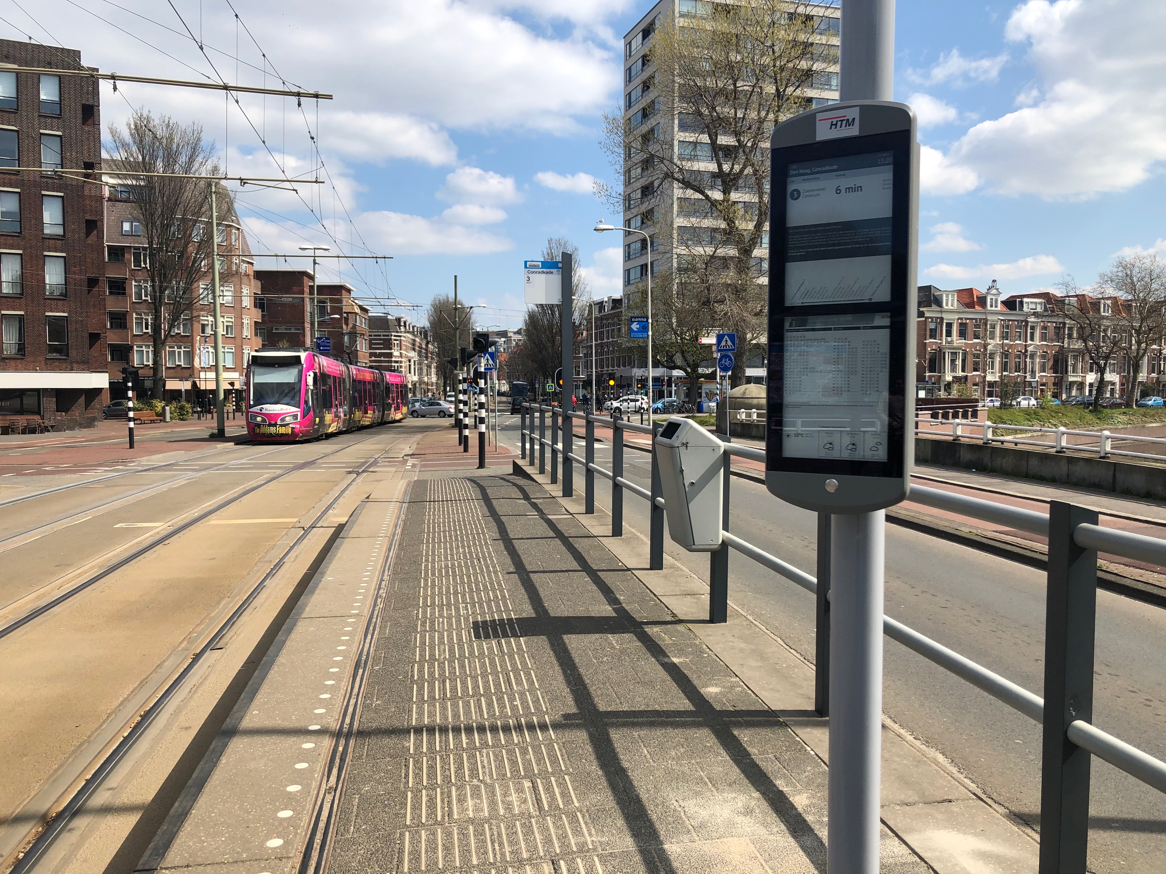 Digitaal haltedisplay op tramhalte met randstadrail op achtergrond