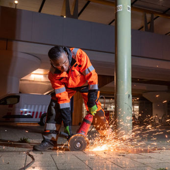 Monteur voert laswerkzaamheden uit bij station Voorburg in de nacht Laswerkzaamheden in de nacht