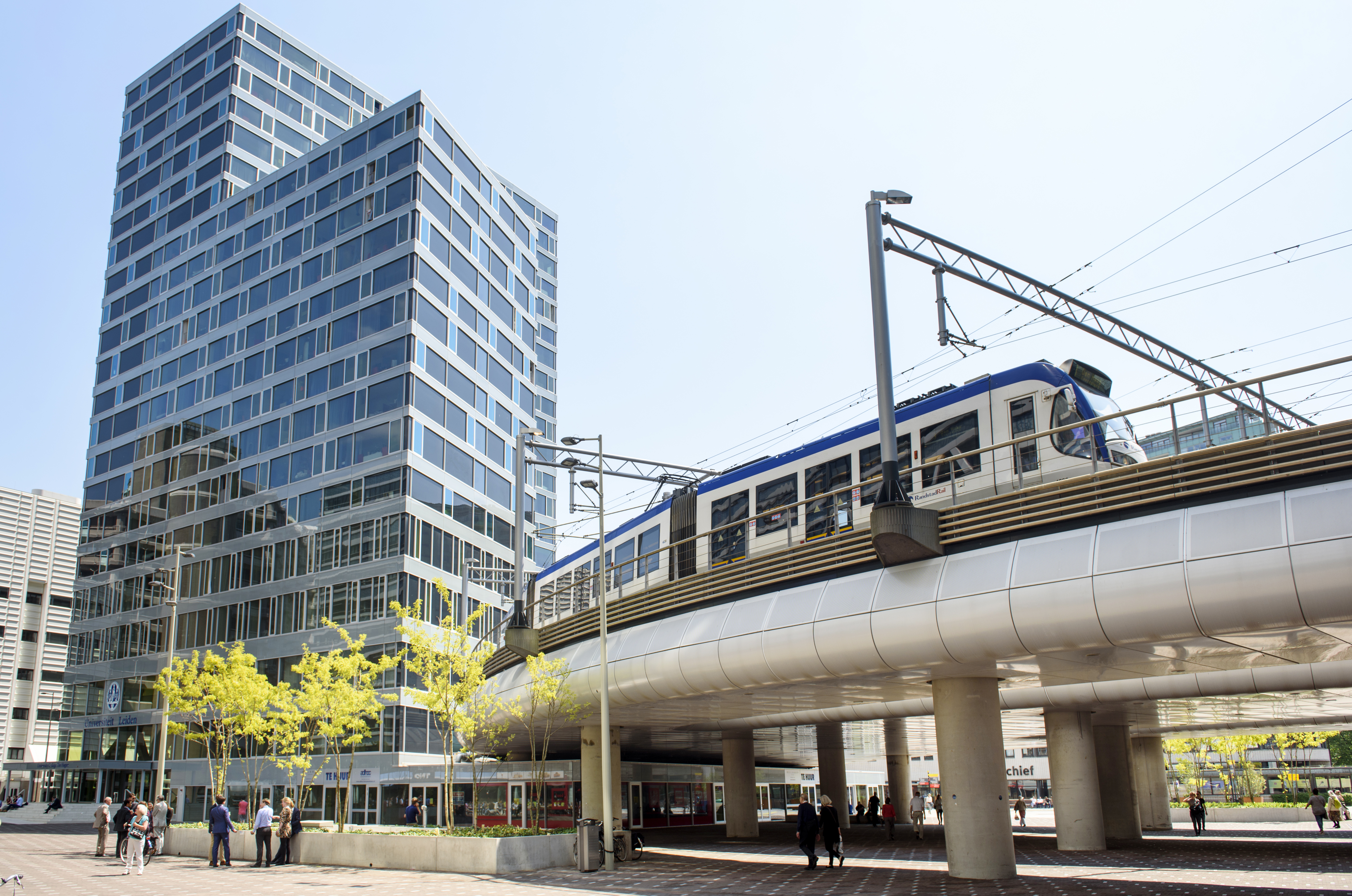 Randstadrail rijdt bij station Den Haag Centraal 