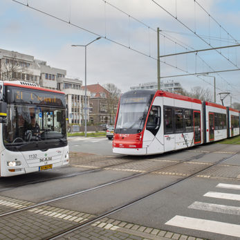 HTM bus en Aveniotram op Nieuwe Parkweg HTM bus en Aveniotram op Nieuwe Parkweg