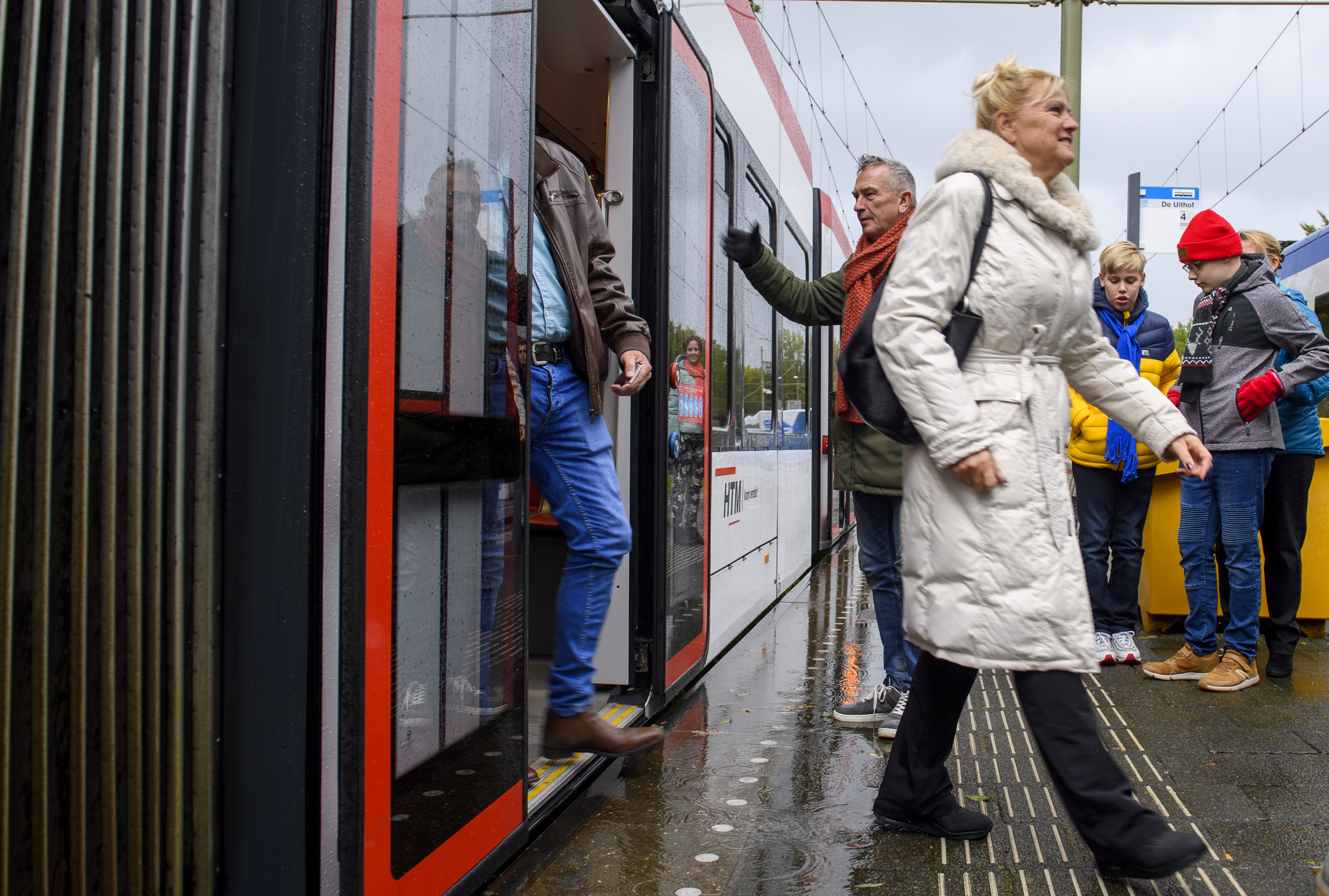 Reizigers stappen in en uit HTM tram bij tramhalte