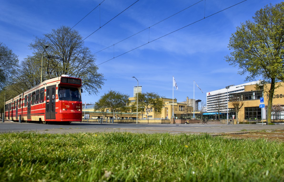 GTL tram rijdt langs Kunstmuseum Den Haag