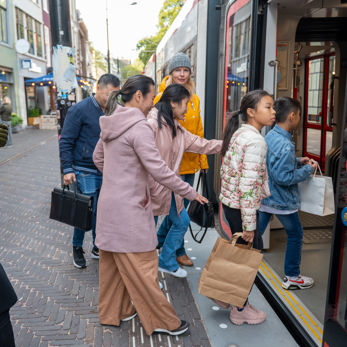 Reizigers stappen in tram Reizigers stappen in HTM tram