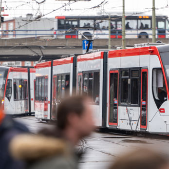 HTM bus en Aveniotram bij station Den Haag Centraal (Rijnstraat maart 2023) HTM bus en Aveniotram bij station Den Haag Centraal (Rijnstraat maart 2023)
