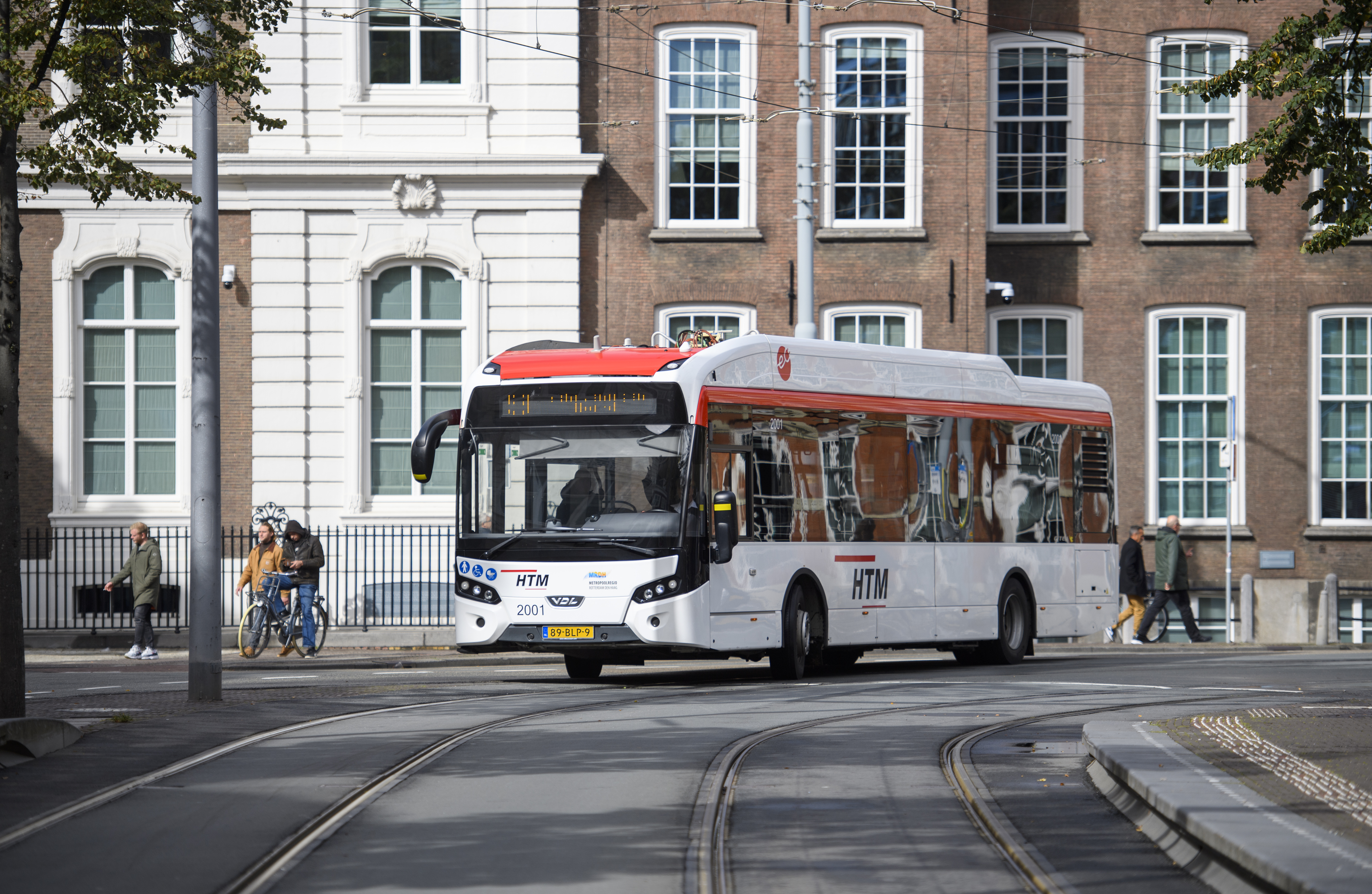 HTM bus rijdt in Den Haag