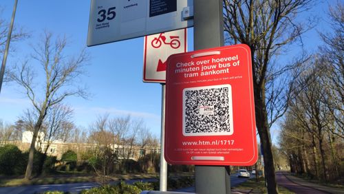 Innovatieproject, HTM DRIS bord met QR-code op halte Innovatieproject, HTM DRIS bord met QR-code op halte