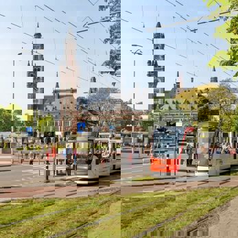 Sightseeing tram HTM bij het Vredespaleis in Den Haag Sightseeing tram HTM bij het Vredespaleis in Den Haag