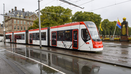 Wit met rode tram Wit met rode HTM tram rijdt bij Hofvijver Den Haag