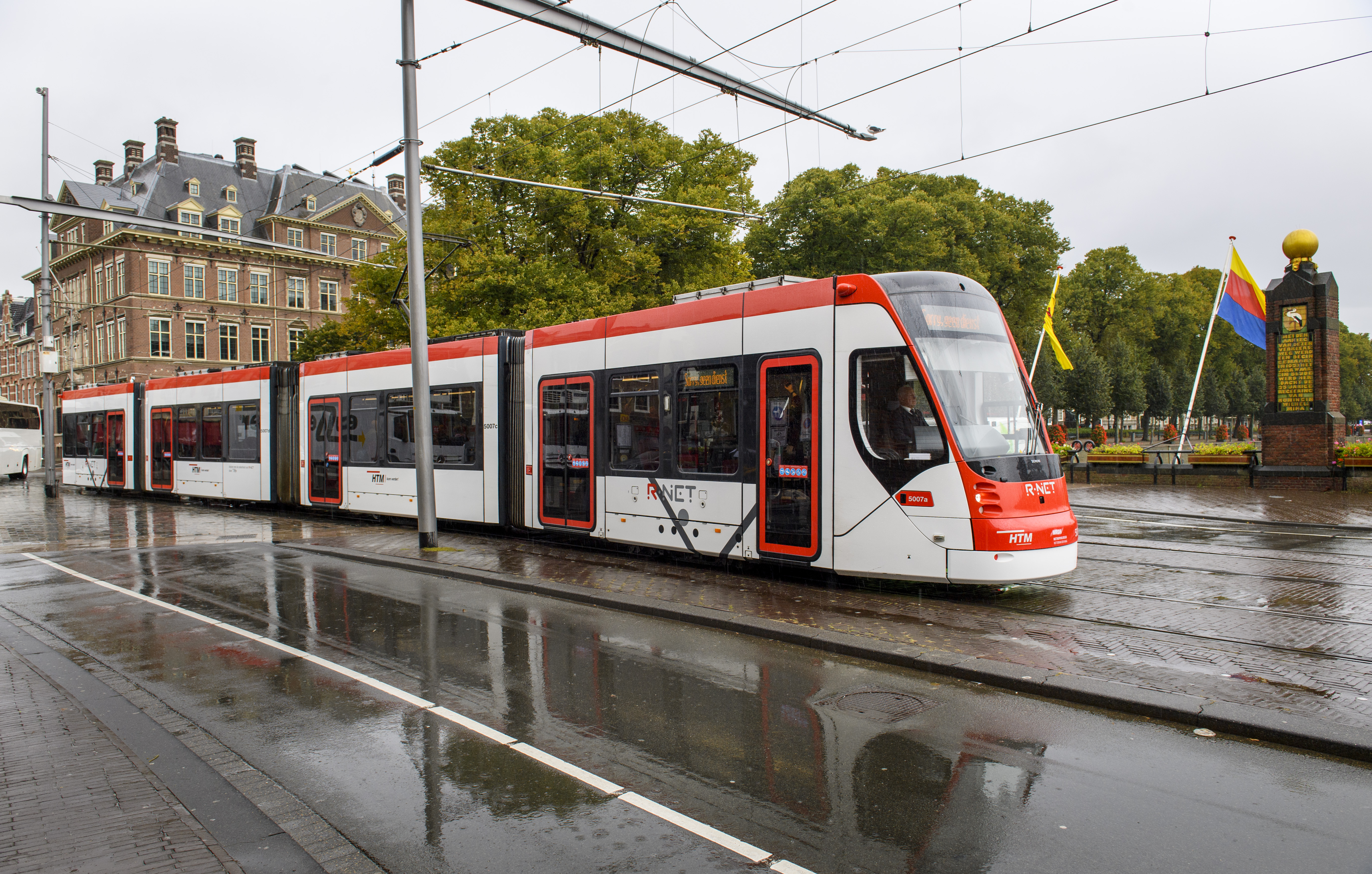 Wit met rode HTM tram rijdt bij Hofvijver Den Haag