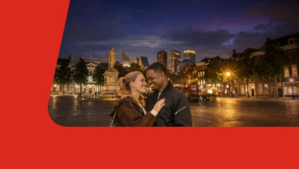 Man en vrouw staan op het plein Man en vrouw staan op het plein