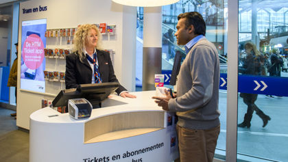 HTM Servicemedewerker Met Reiziger HTM Servicemedewerker Met Reiziger