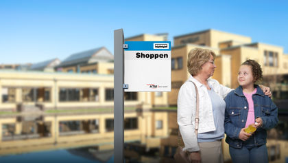 HTM Voorzomer - kleindochter en oma gaan een dagje uit met tram en bus in den Haag HTM Voorzomer - kleindochter en oma gaan een dagje uit met tram en bus in den Haag