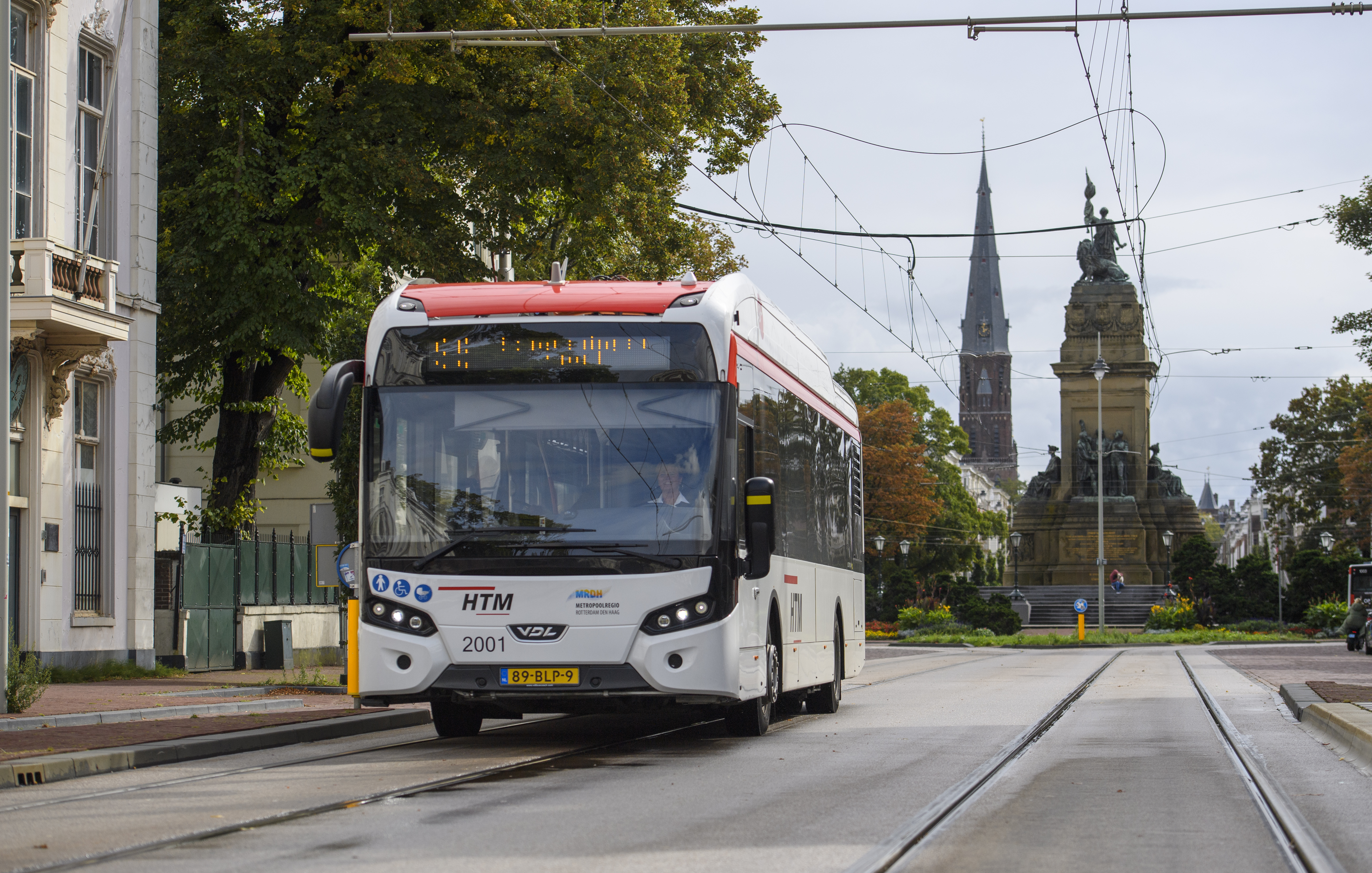 HTM bus rijdt voor het vredespaleis in Den Haag