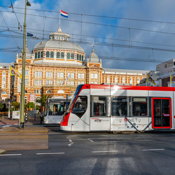 HTM Avenio rood-wit en bus bij het Kurhaus HTM Avenio rood-wit en bus bij het Kurhaus