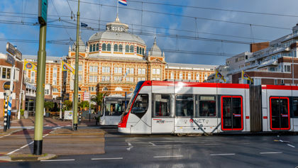 HTM Avenio rood-wit en bus bij het Kurhaus HTM Avenio rood-wit en bus bij het Kurhaus