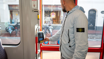 Man checkt in met OV-chipkaart Reiziger checkt in met OV-chipkaart