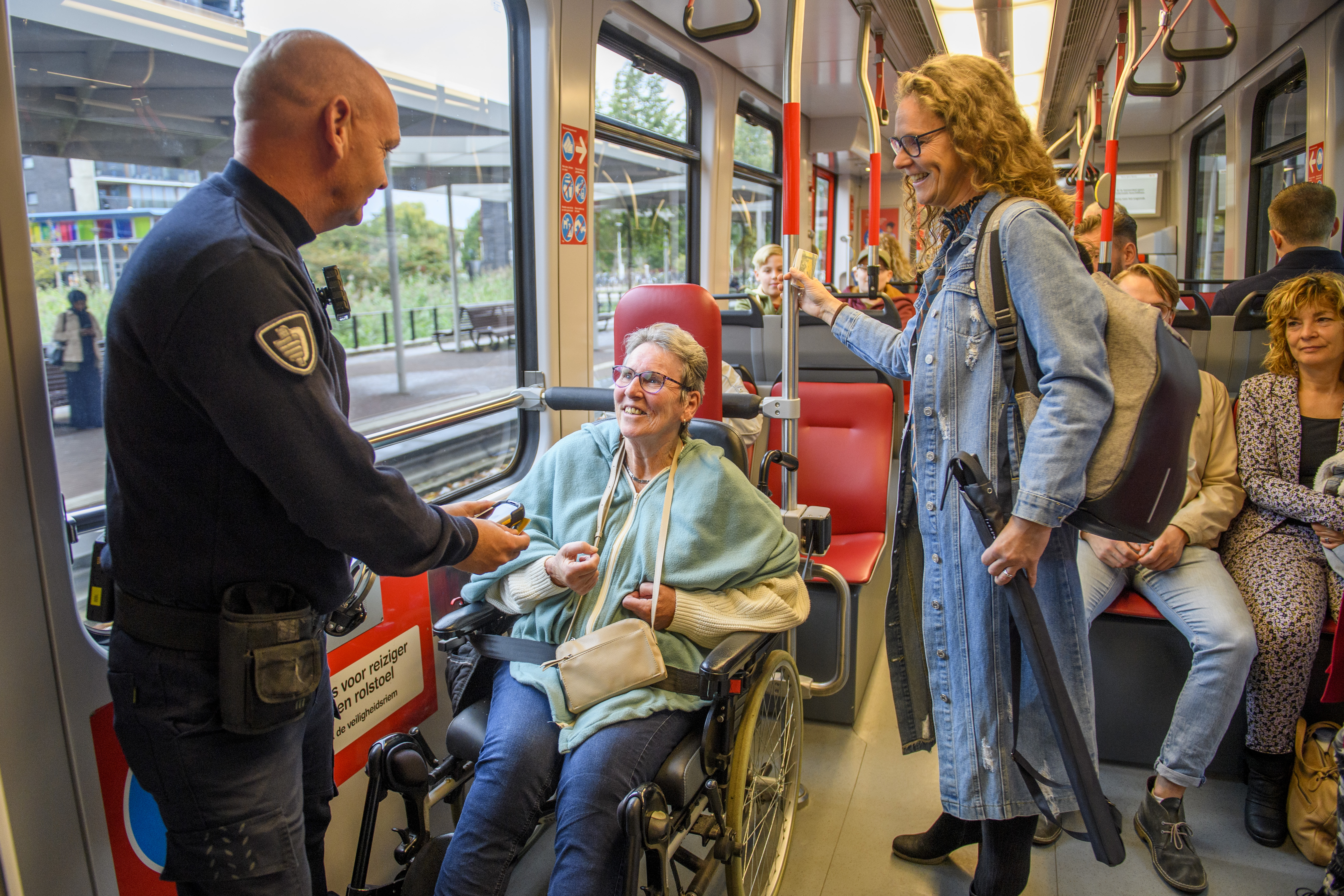 Reiziger in rolstoel wordt gecontroleerd door HTM BOA in HTM tram
